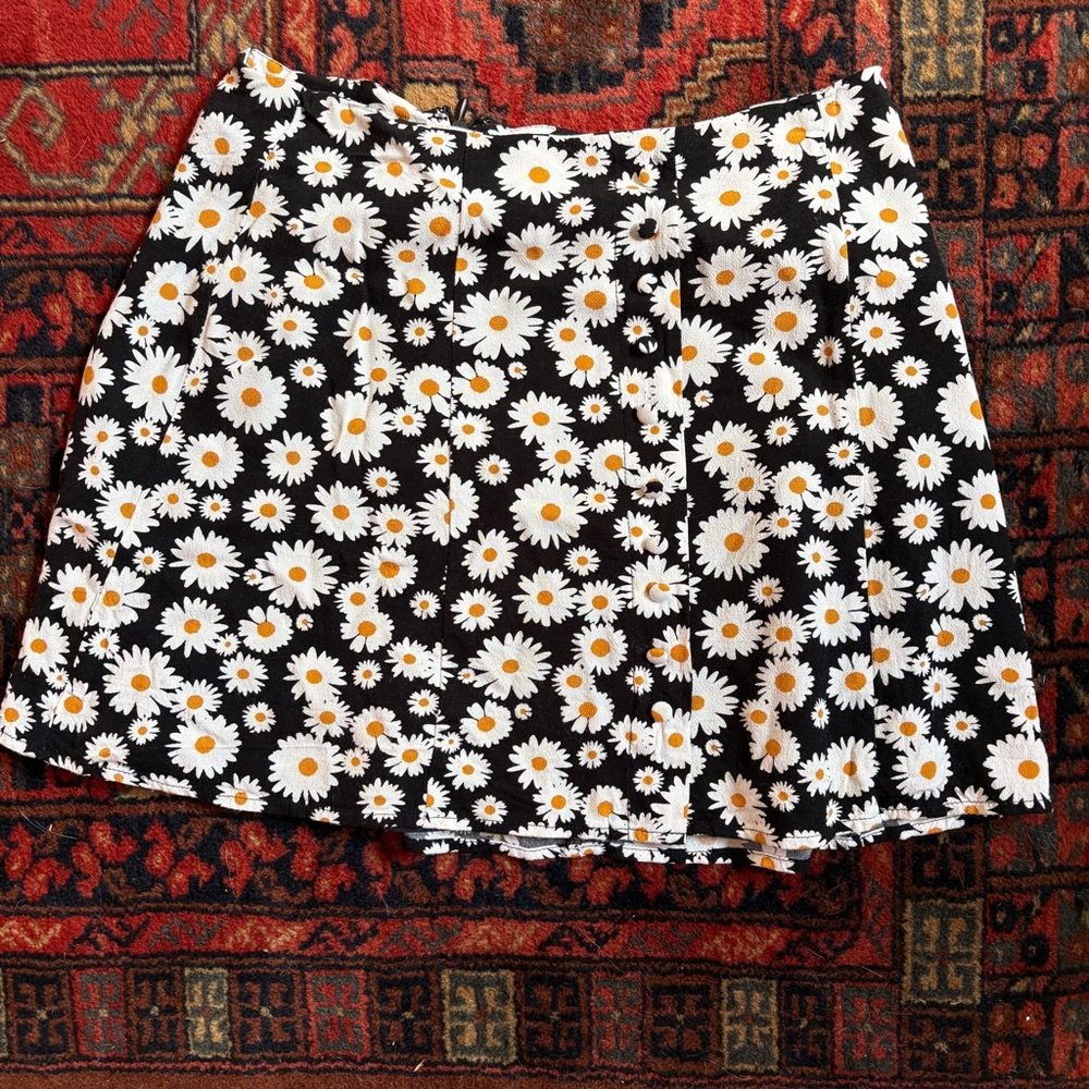 Forever 21 Black and White 90s Inspired Skater Daisy Floral Mini Skirt